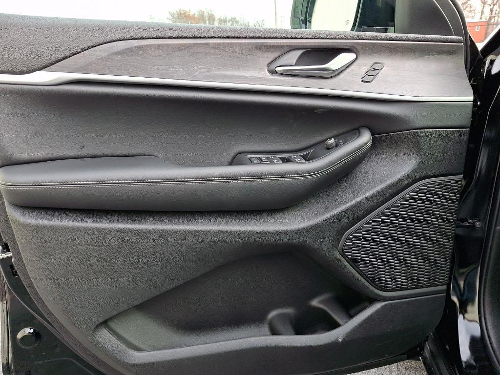 new 2025 Jeep Grand Cherokee car, priced at $44,660