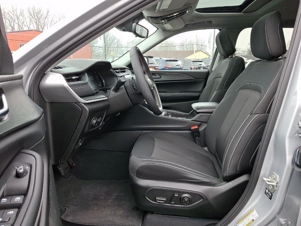 used 2023 Jeep Grand Cherokee car, priced at $28,995