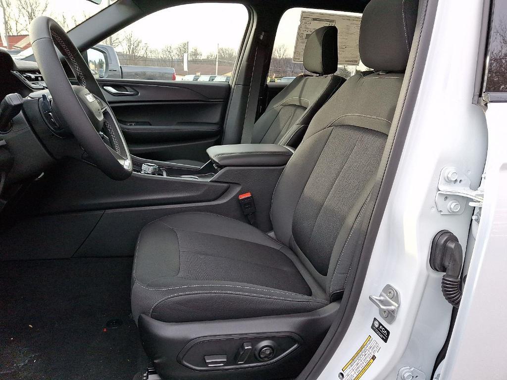 new 2025 Jeep Grand Cherokee L car, priced at $39,055