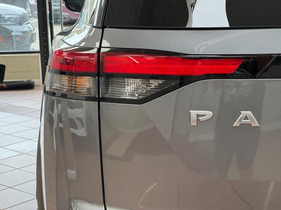 2024 Gun Metallic Nissan Pathfinder