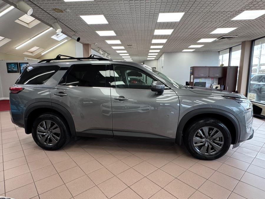 2024 Gun Metallic Nissan Pathfinder