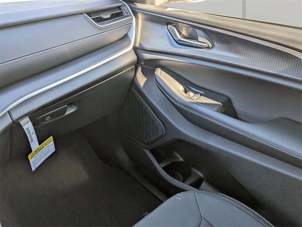 new 2026 Jeep Grand Cherokee car, priced at $40,740