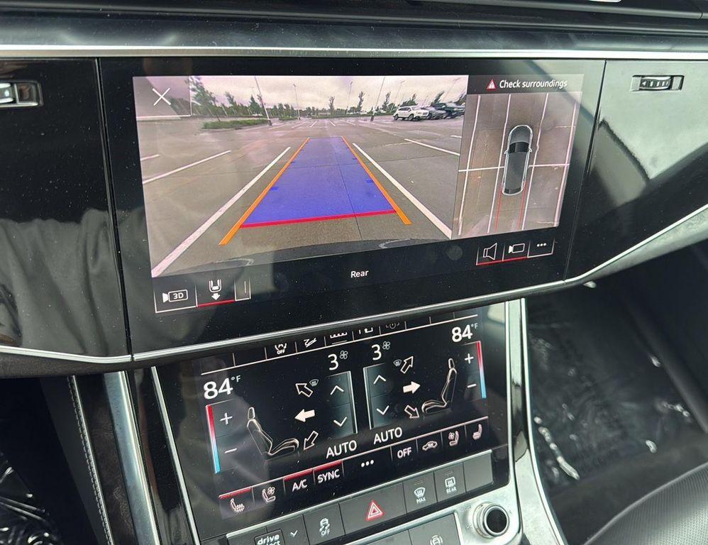 Audi Q8 view 21
