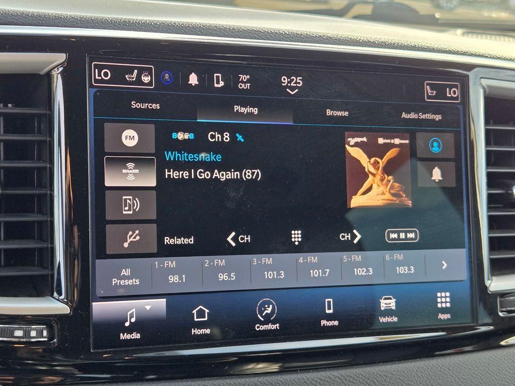 Brilliant Black Crystal Pearlcoat 2022 Chrysler Pacifica Touring-L