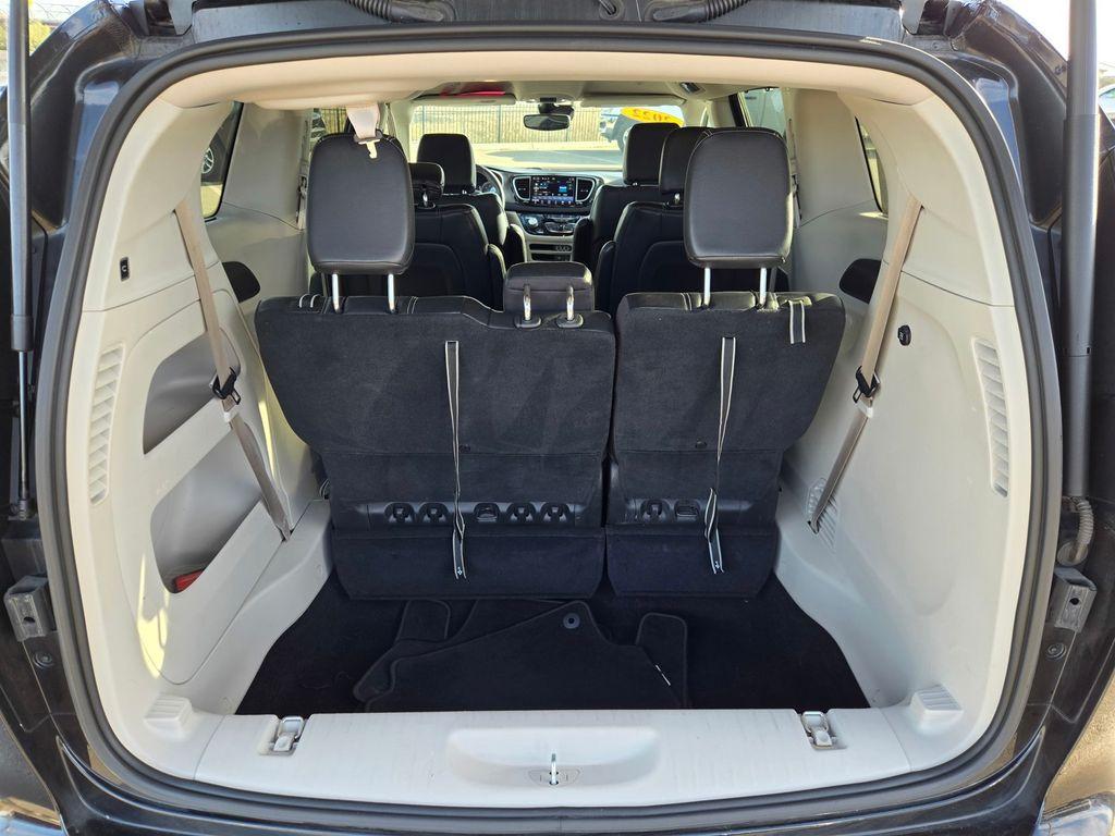 Brilliant Black Crystal Pearlcoat 2022 Chrysler Pacifica Touring-L