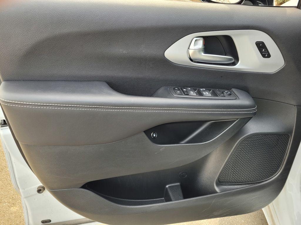 used 2024 Chrysler Pacifica Hybrid car, priced at $29,988