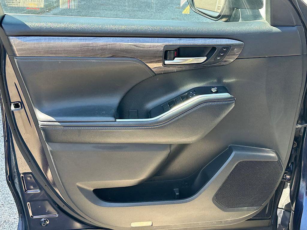 used 2020 Toyota Highlander Hybrid car, priced at $24,987