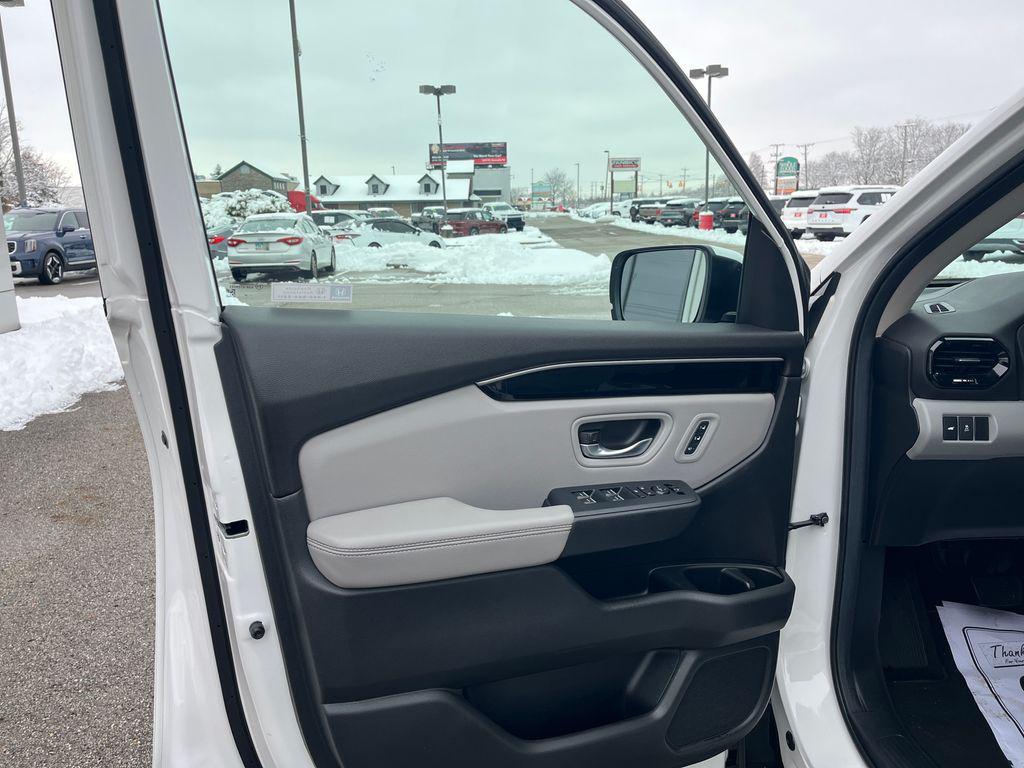 used 2025 Honda Pilot car, priced at $39,678