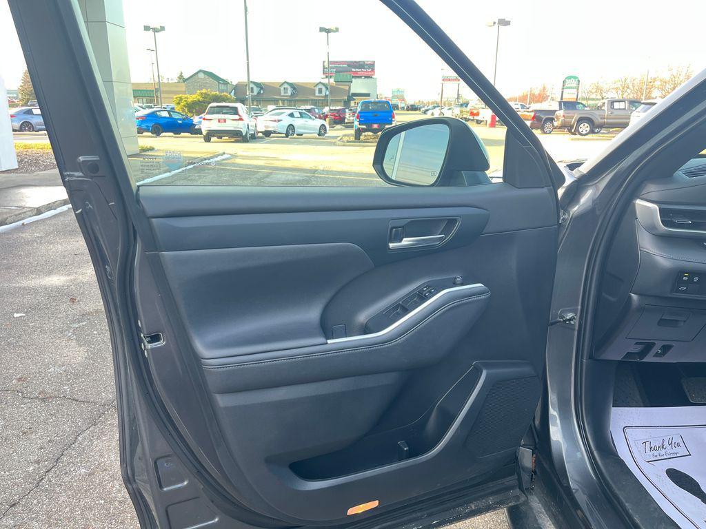 used 2023 Toyota Highlander car, priced at $36,309