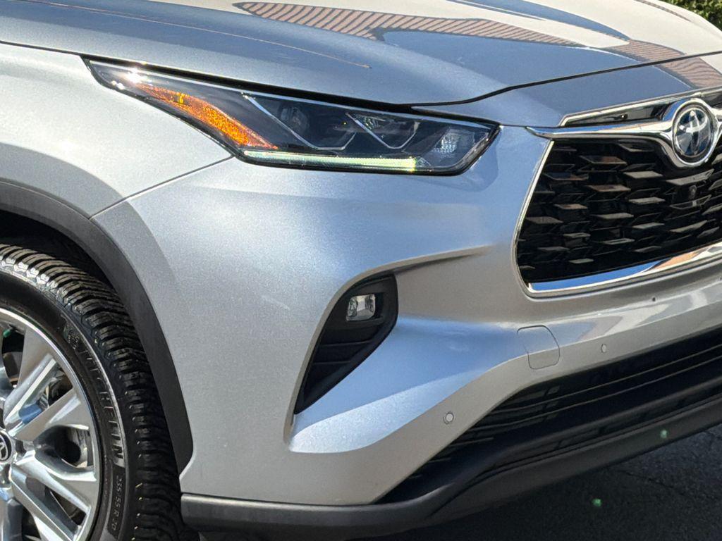 used 2022 Toyota Highlander Hybrid car, priced at $33,000