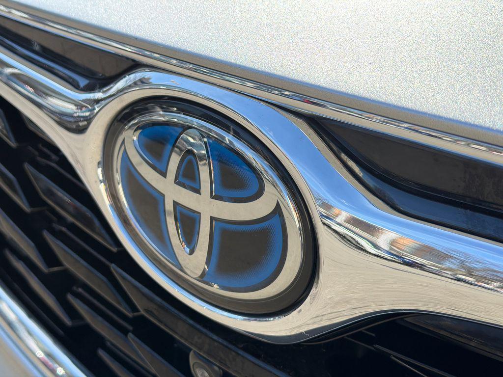 used 2022 Toyota Highlander Hybrid car, priced at $33,000