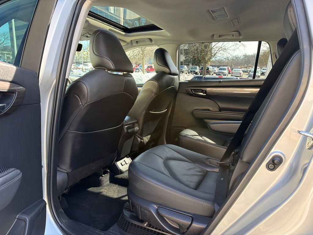 used 2022 Toyota Highlander Hybrid car, priced at $33,000