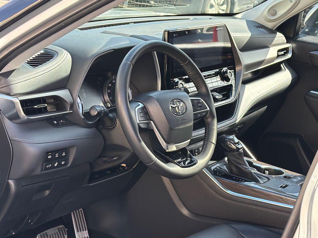 used 2022 Toyota Highlander Hybrid car, priced at $33,000