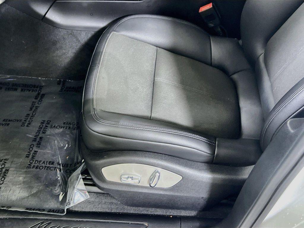 Porsche Macan view 19