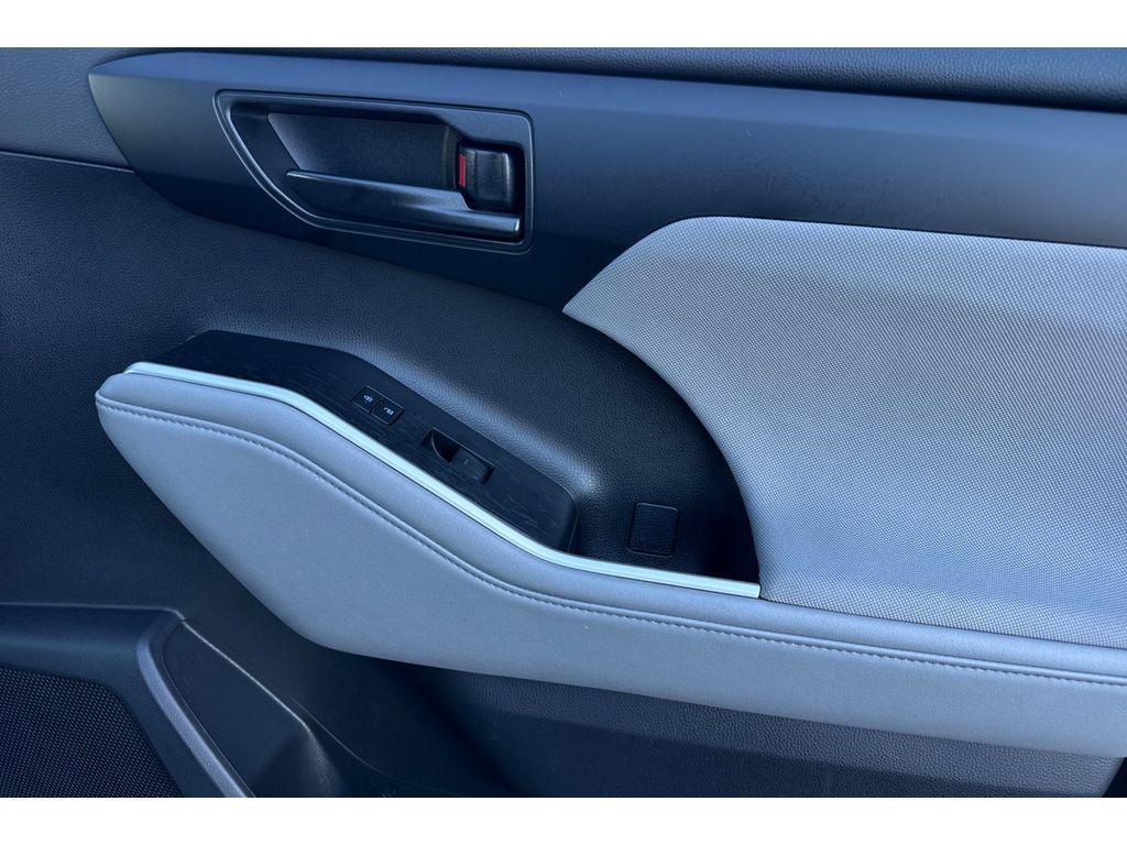 used 2023 Toyota Highlander car, priced at $31,999