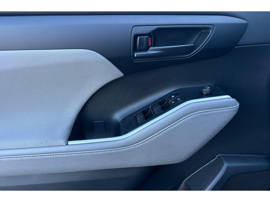 used 2023 Toyota Highlander car, priced at $31,999