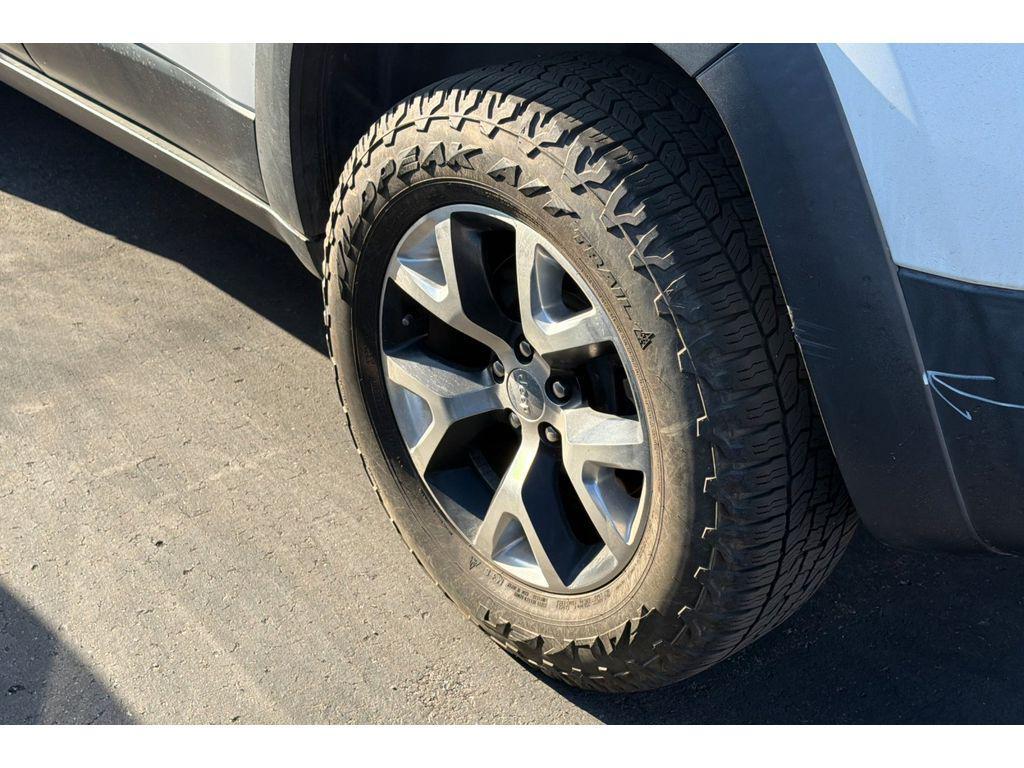 used 2014 Jeep Cherokee car, priced at $15,999