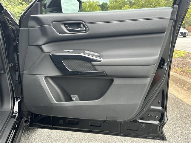 2025 Super Black Nissan Pathfinder