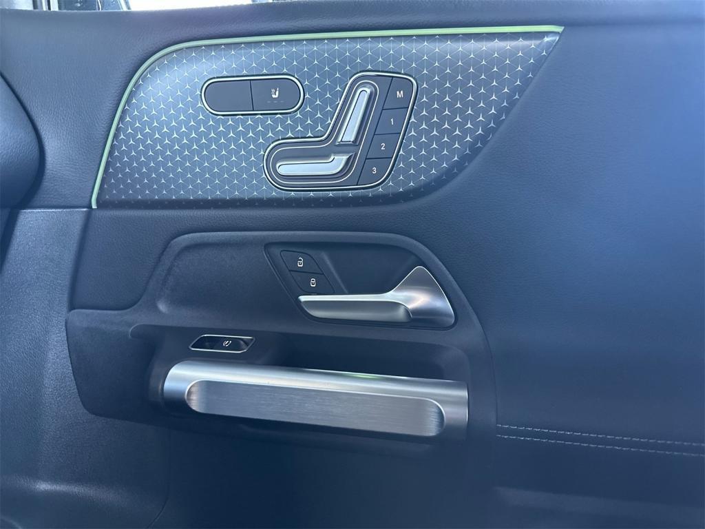 new 2025 Mercedes-Benz GLB 250 car, priced at $49,870