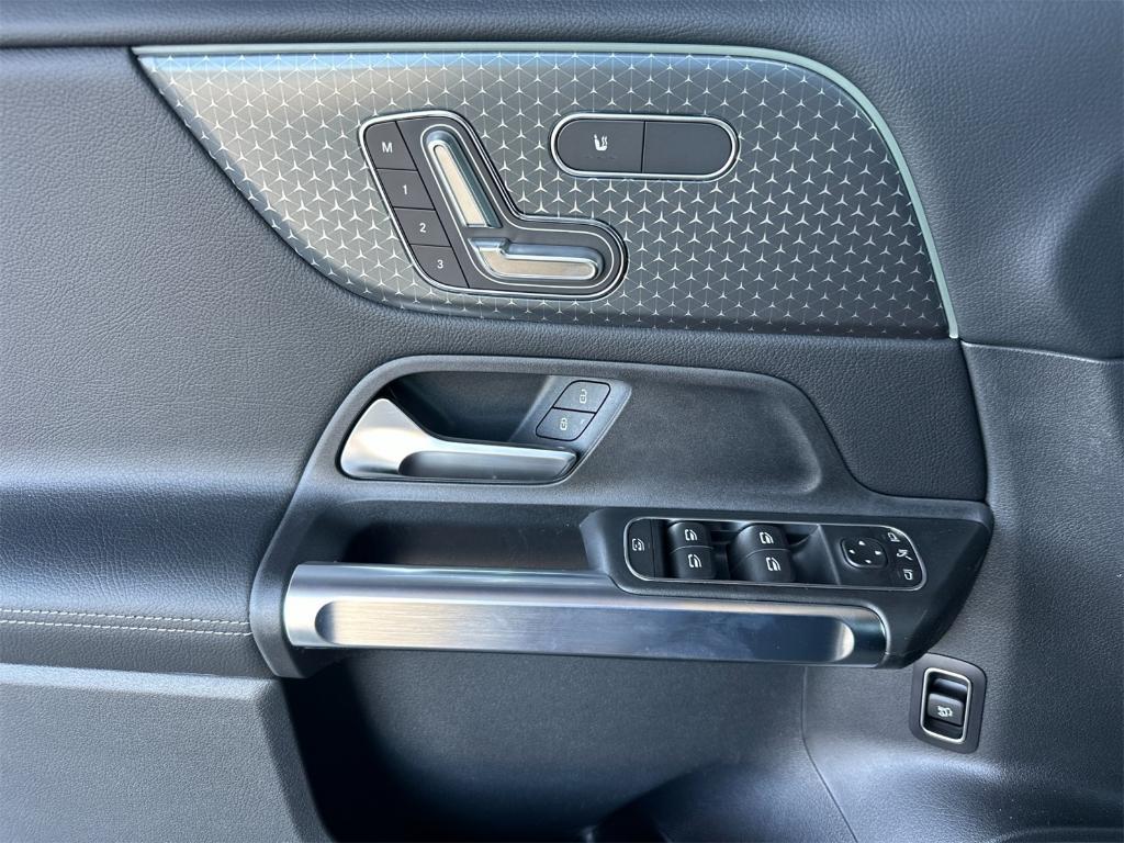 new 2025 Mercedes-Benz GLB 250 car, priced at $49,870