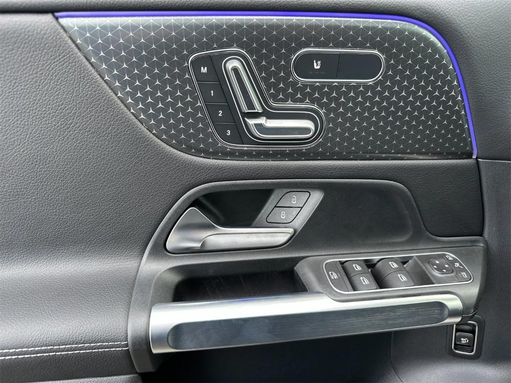 new 2025 Mercedes-Benz GLB 250 car, priced at $49,870