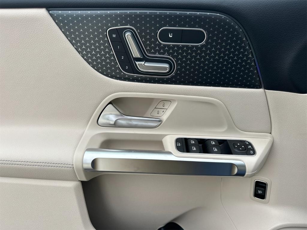 new 2025 Mercedes-Benz GLB 250 car, priced at $52,120