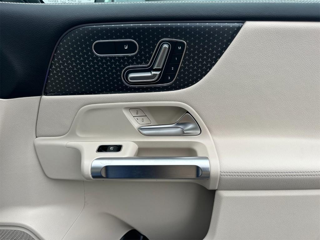 new 2025 Mercedes-Benz GLB 250 car, priced at $52,120