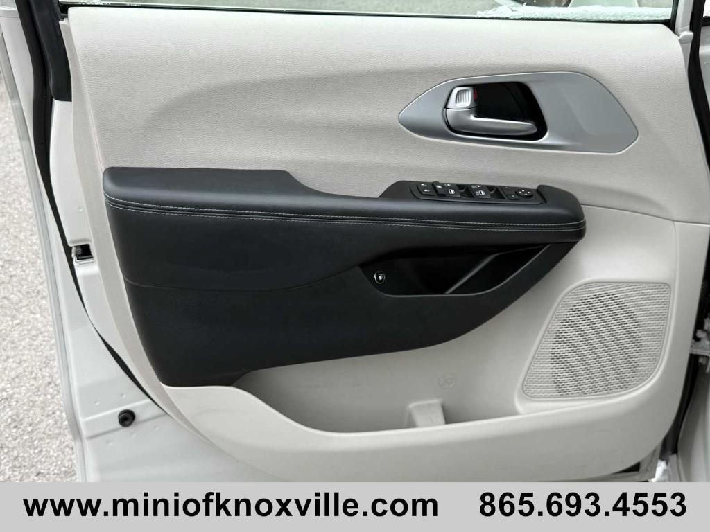 used 2020 Chrysler Pacifica Hybrid car, priced at $18,901