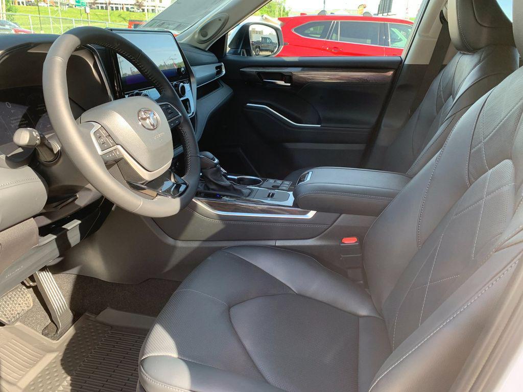 new 2026 Toyota Highlander Hybrid car, priced at $58,418