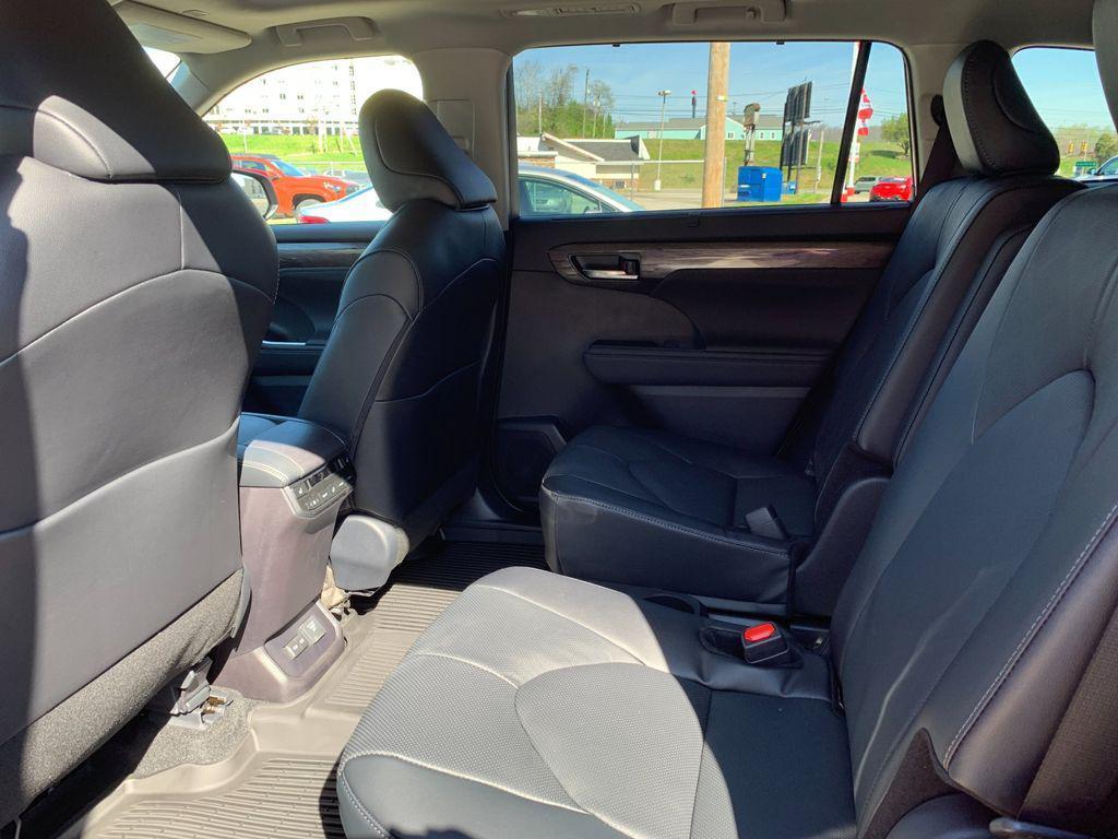 new 2026 Toyota Highlander Hybrid car