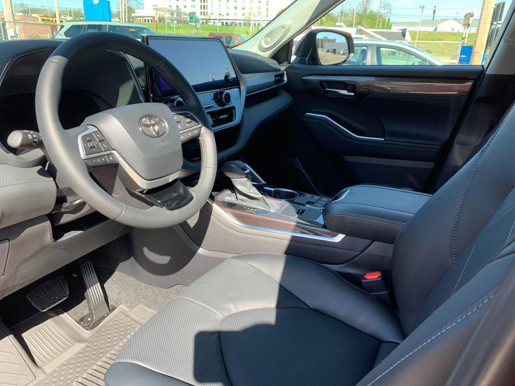 new 2026 Toyota Highlander Hybrid car