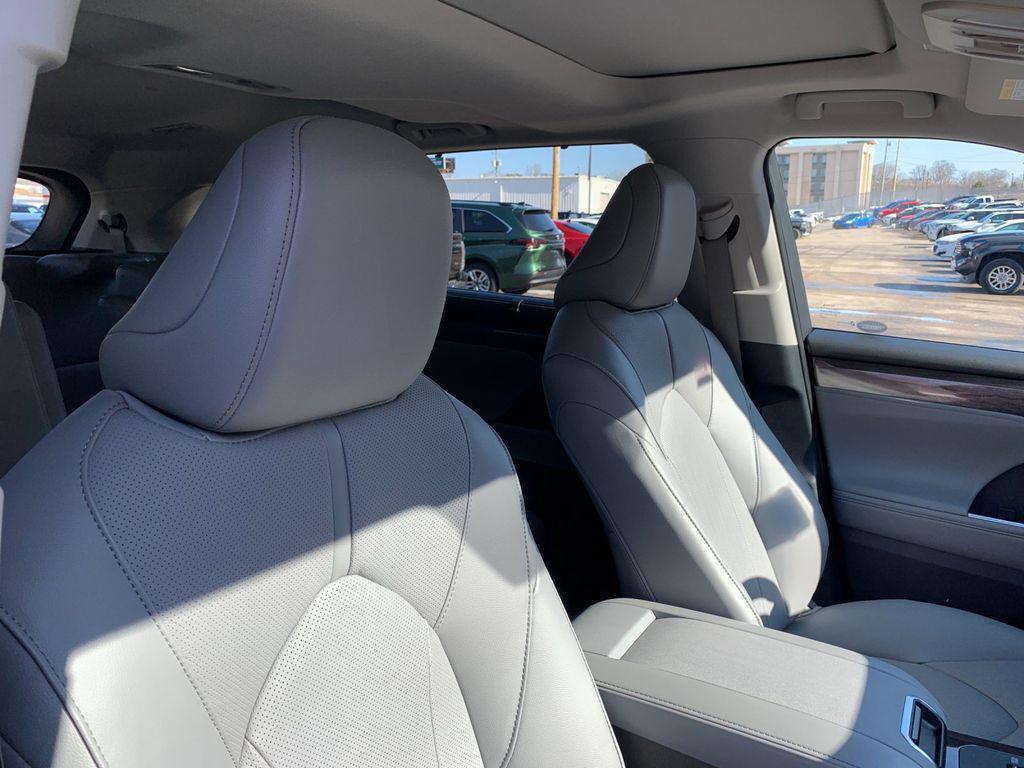 new 2026 Toyota Highlander Hybrid car