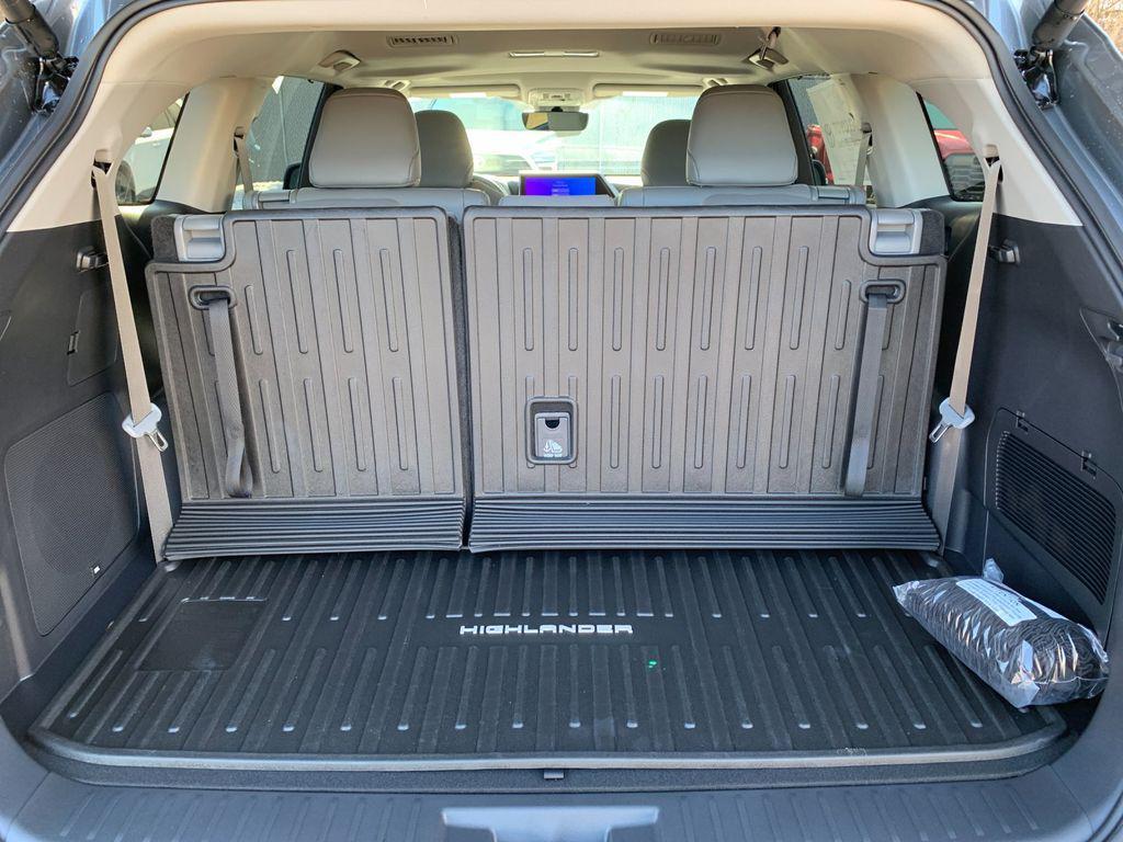 new 2026 Toyota Highlander Hybrid car