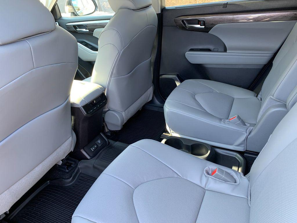 new 2026 Toyota Highlander Hybrid car