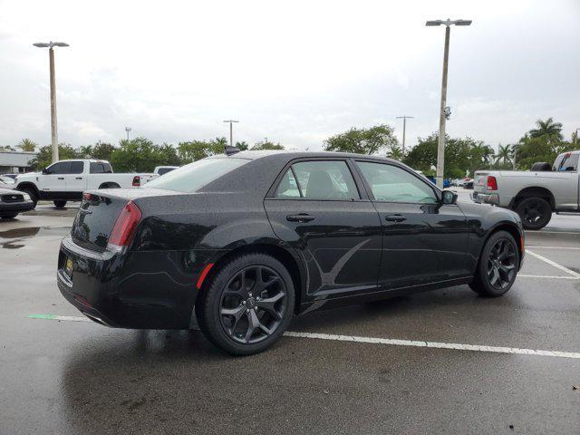 new 2021 Chrysler 300 car