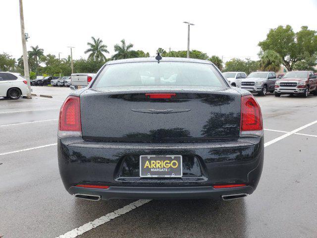 new 2021 Chrysler 300 car