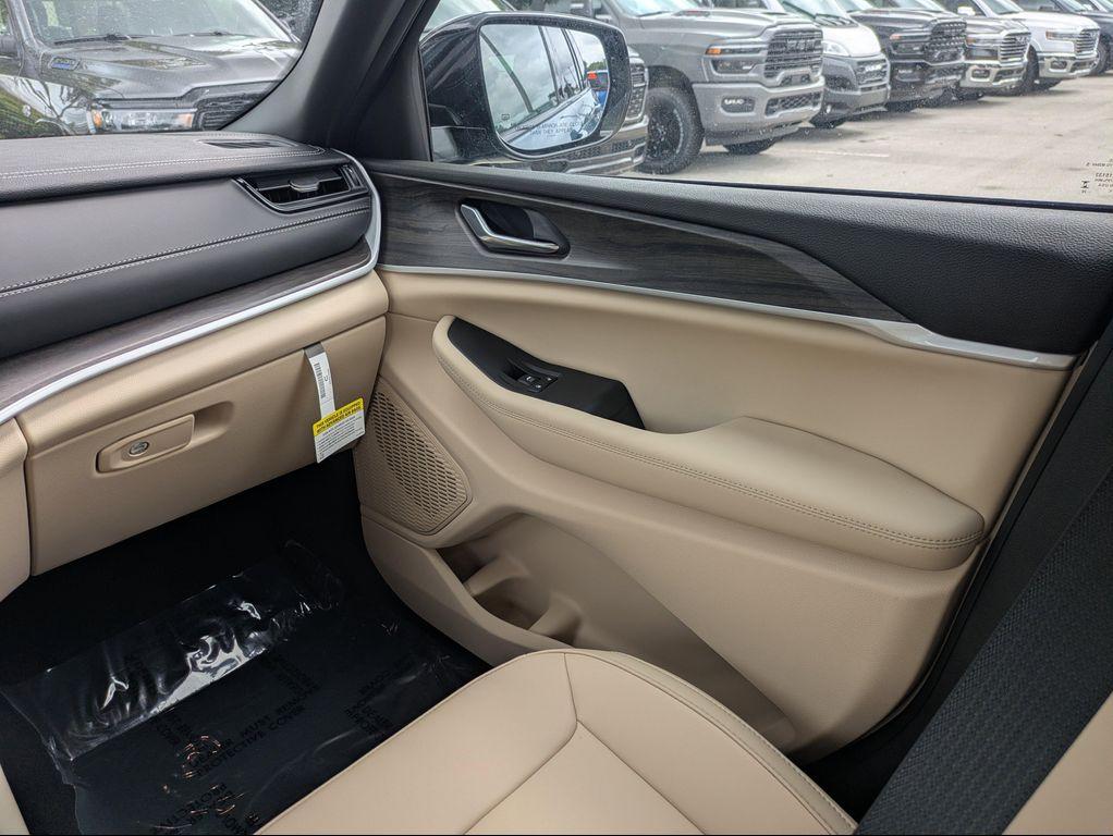 new 2026 Jeep Grand Cherokee car, priced at $43,281