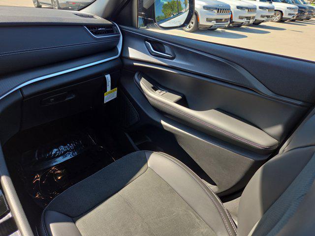 new 2025 Jeep Grand Cherokee car, priced at $33,085