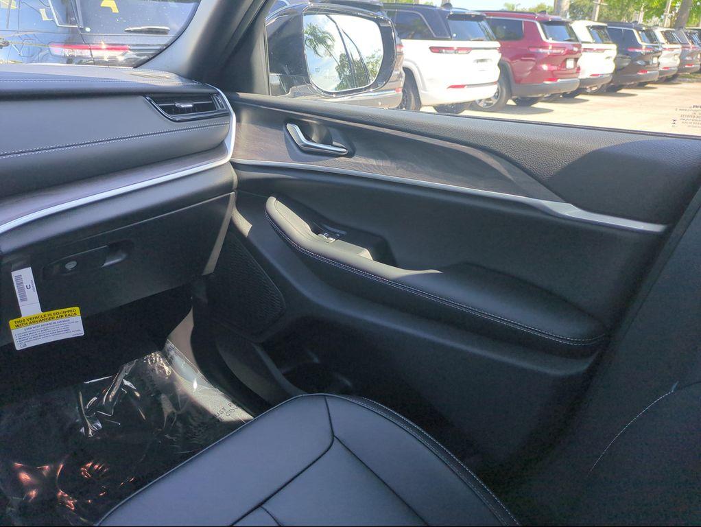 new 2026 Jeep Grand Cherokee car, priced at $43,834