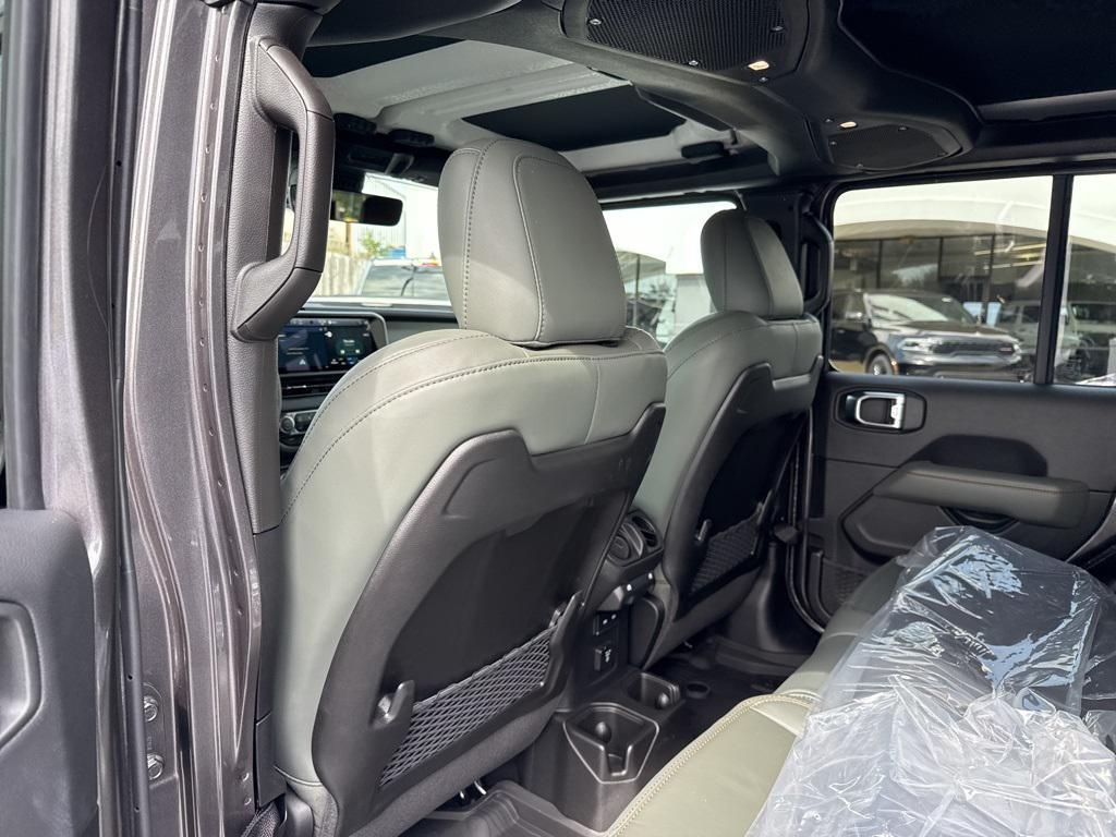 new 2025 Jeep Gladiator car, priced at $51,368