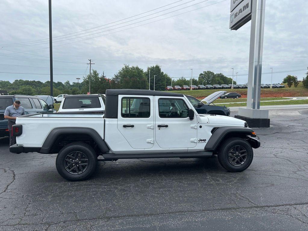 new 2026 Jeep Gladiator car, priced at $38,372