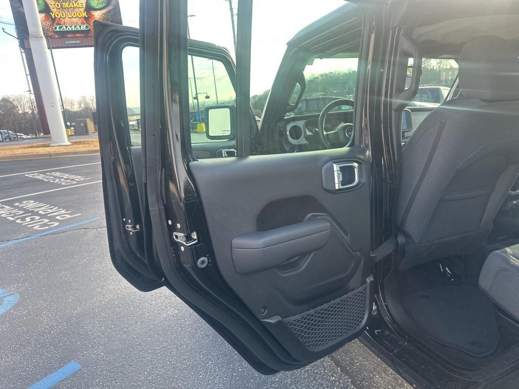 new 2025 Jeep Gladiator car, priced at $40,322