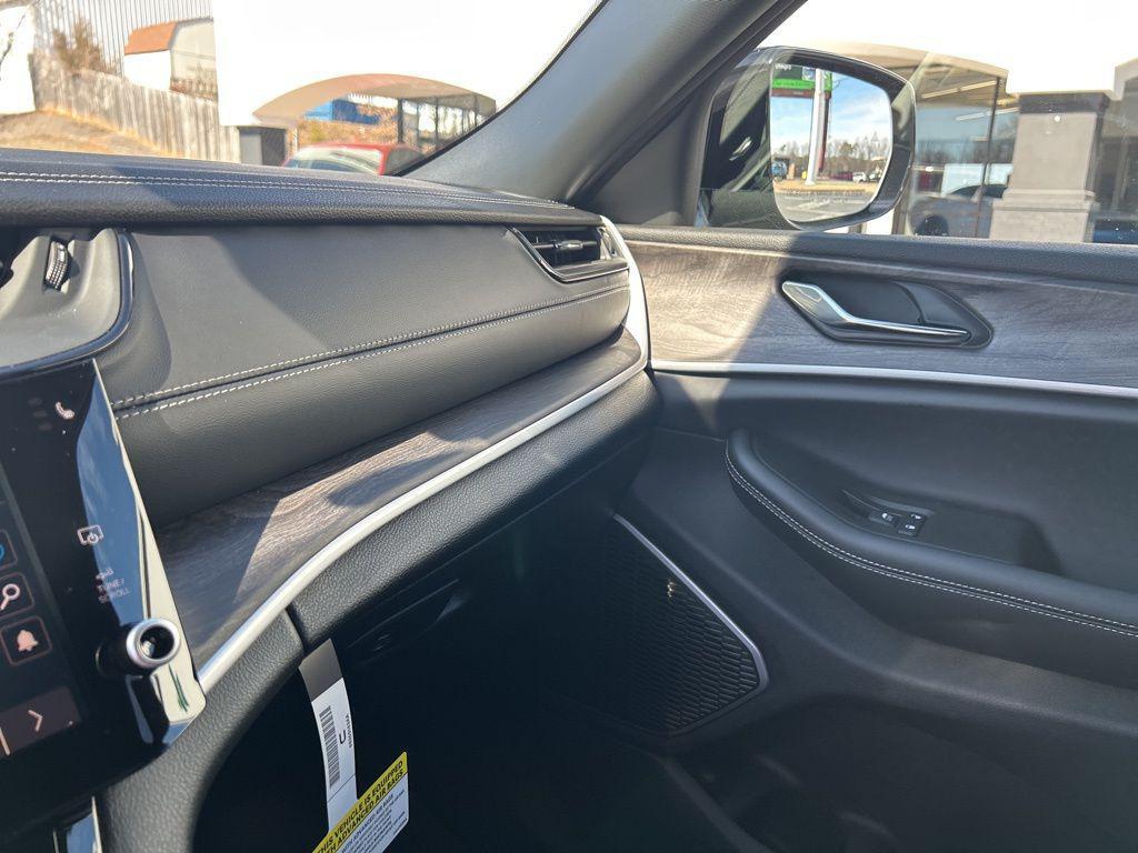 new 2026 Jeep Grand Cherokee car, priced at $45,637