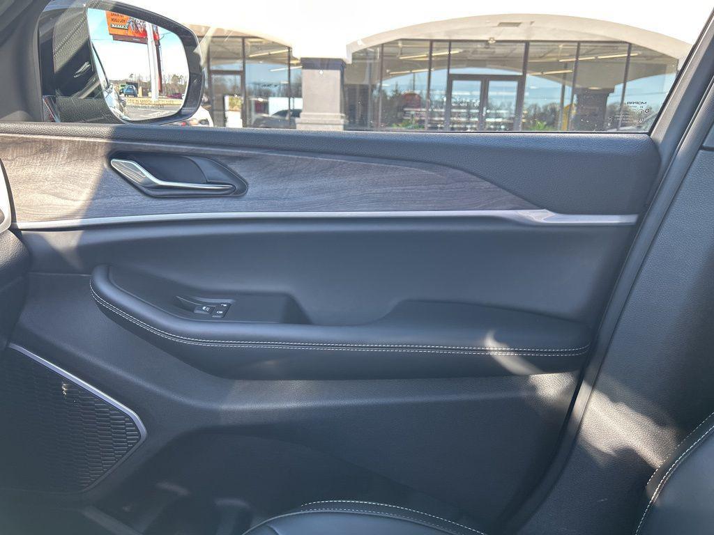 new 2026 Jeep Grand Cherokee car, priced at $45,637