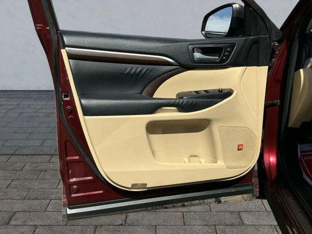 2015 Red Toyota Highlander