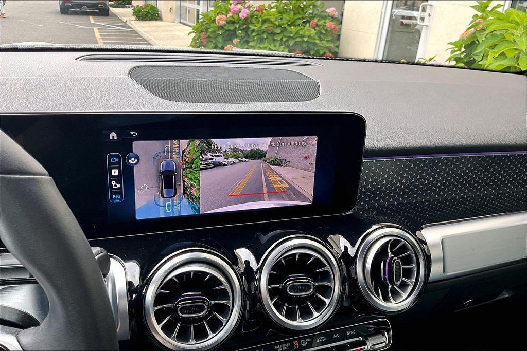 Mercedes-Benz GLB view 23