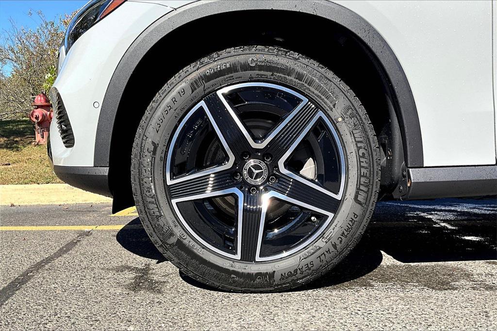 new 2026 Mercedes-Benz GLC 300 car, priced at $61,185