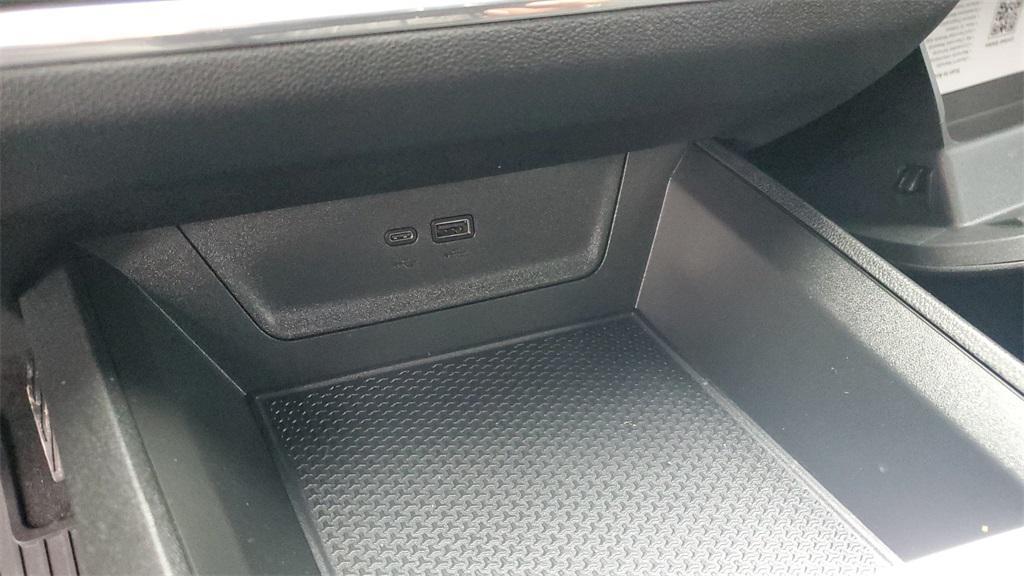 used 2025 Chevrolet Equinox car, priced at $25,291