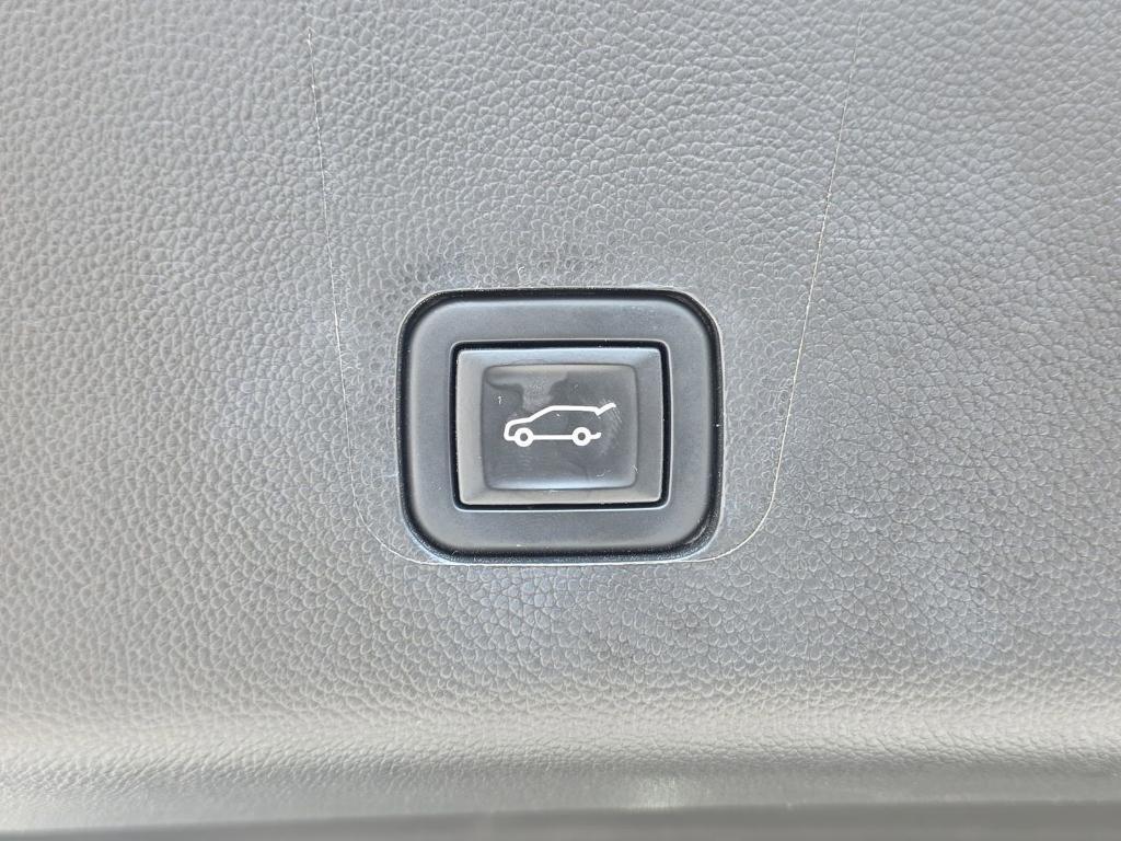 used 2022 Chevrolet Traverse car, priced at $30,189