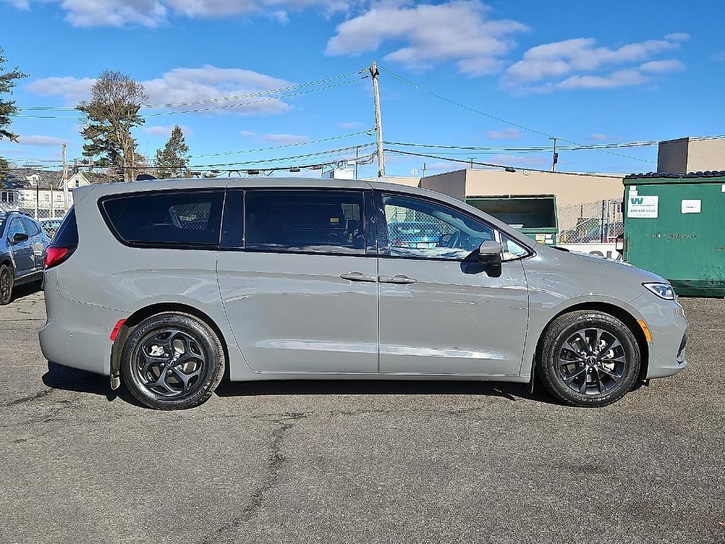 used 2023 Chrysler Pacifica Hybrid car, priced at $29,788